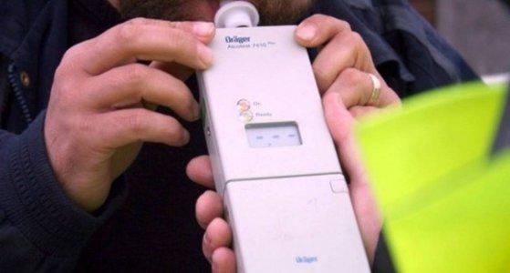 Polițiștii au făcut glume la adresa unui şofer prins băut la volan: Mergea pe mai multe cărări dec&acirc;t străzile din intersecţie