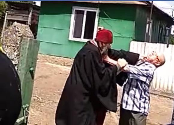 Un preot beat criță a bătut un bărbat la o &icirc;nmorm&acirc;ntare! De la ce a pornit &icirc;ntreg scandalul