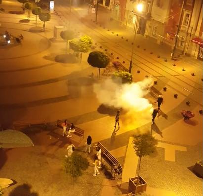 &bdquo;Dezinsecţie &icirc;n cel mai pur stil rom&acirc;nesc! Scapă cine poate!&rdquo;. Au fost &bdquo;gazați&rdquo; cu substanţe pentru combaterea insectelor! Video