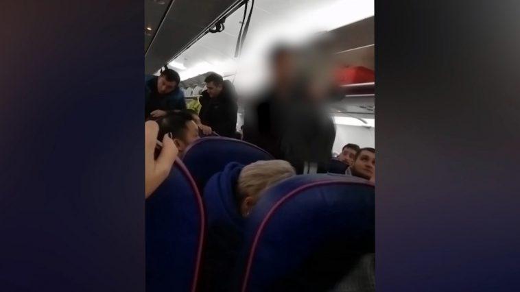 Mamă a unui bebeluș, rom&acirc;ncă, saltată de polițiști pe aeroport și trimisă direct la &icirc;nchisoare. Copila, smulsă din brațele mamei, a ajuns &icirc;n plasament