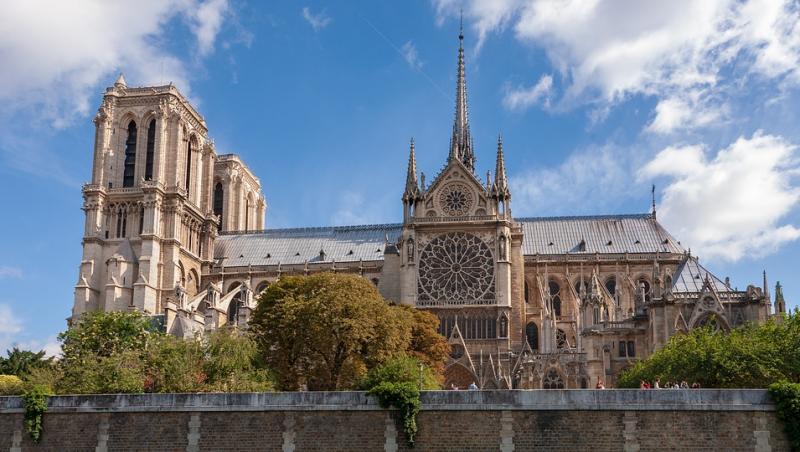 Temperaturile record din Franța afectează reconstruirea catedralei Notre-Dame
