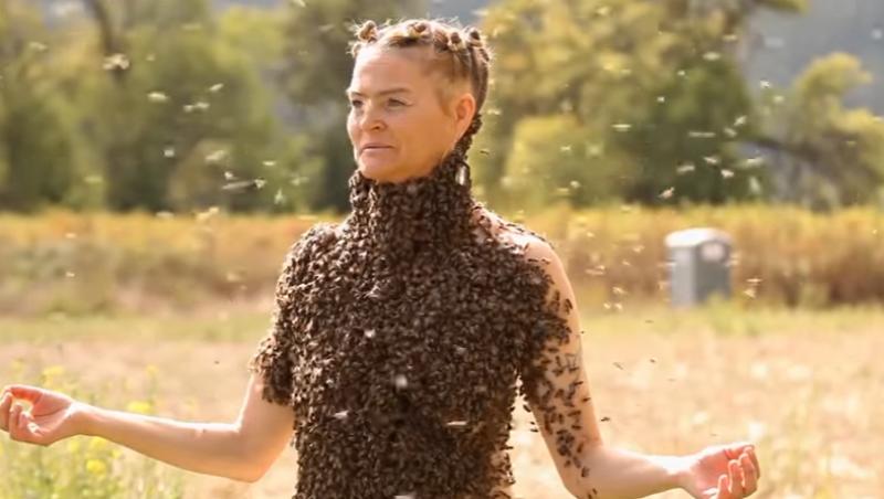 Cea mai curajoasă femeie din lume dansează cu 10.000 de albine pe ea. Niciuna nu o înțeapă