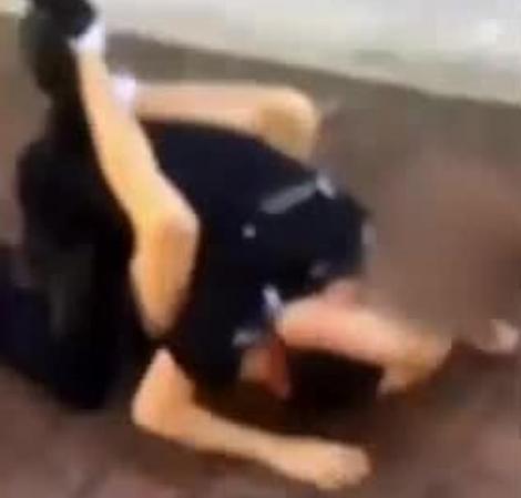 Un elev de 15 ani a pus la pământ un polițist, în timp ce mai multe colege de-ale lui râdeau! Momentul a fost filmat – Video