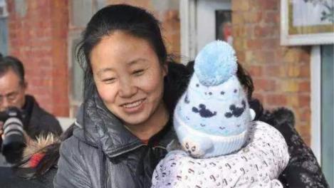 O femeie din China în vârstă de 54 de ani, care a fost odată recunoscută ca o „mamă iubitoare” pentru adoptarea a 118 copii, a fost condamnată la 20 de ani de închisoare