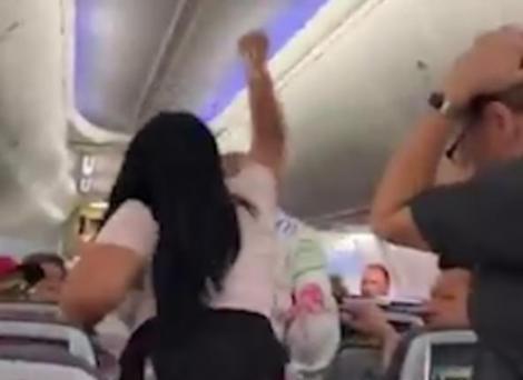 Să te ferești de furia soției! O femeie a spart laptopul în capul soțului, chiar în avion! Motivul e halucinant (VIDEO)