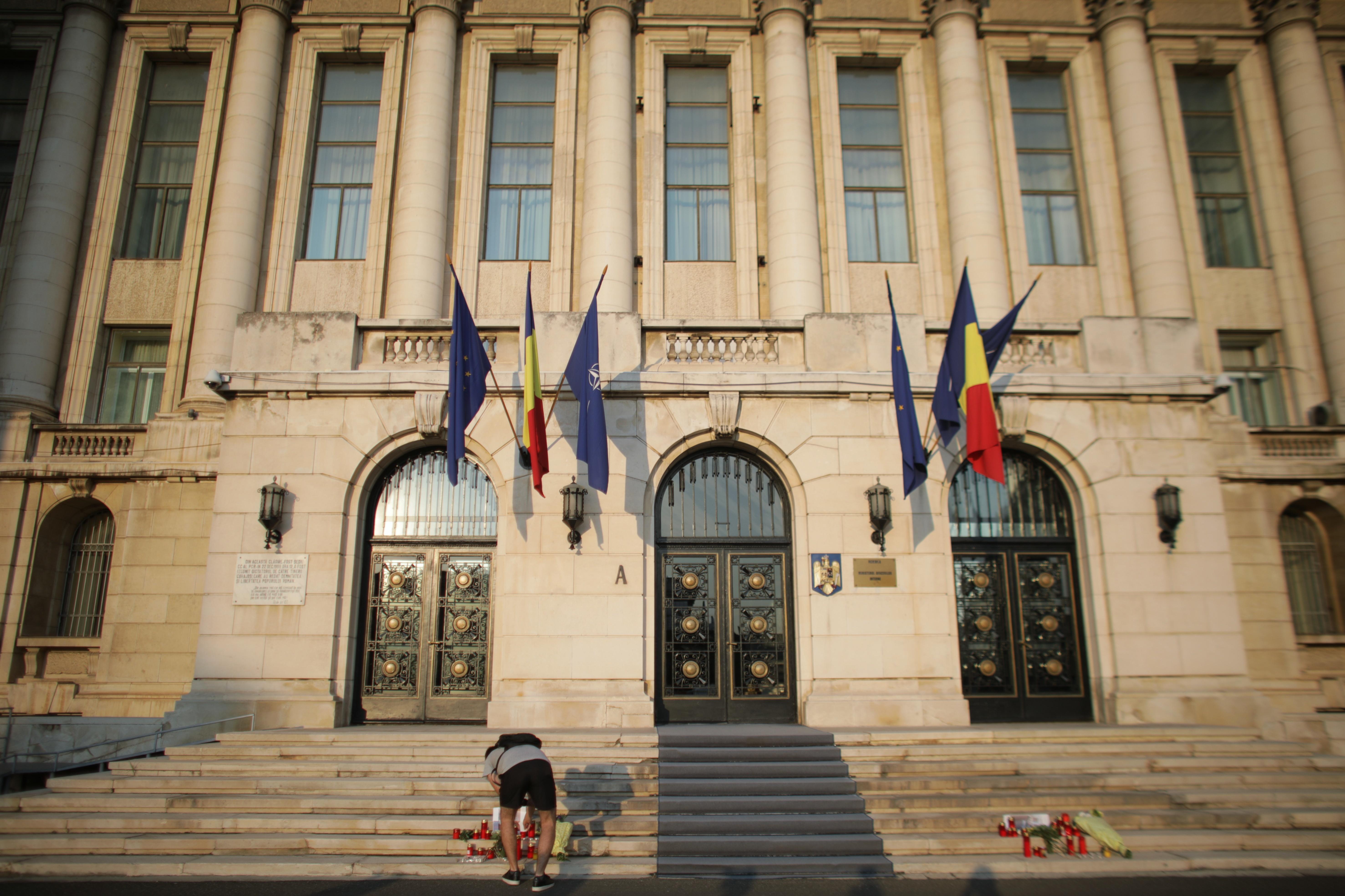 Protest tăcut &icirc;n faţa Ministerului Afacerilor Interne, după cazul de la Caracal; oamenii reclamă că au trecut 19 ore de la primul apel la 112 al adolescentei sechestrate şi intervenţia Poliţiei