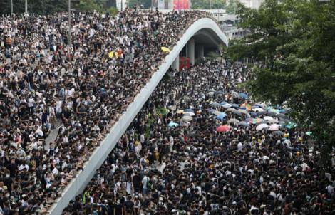 Protestele continuă la Hong Kong: Mii de persoane s-au adunat în centrul oraşului