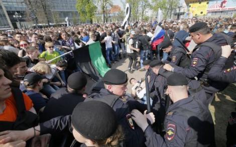 Opoziţia din Rusia face apel la noi proteste, la o zi după ce peste 1.300 de persoane au fost reţinute