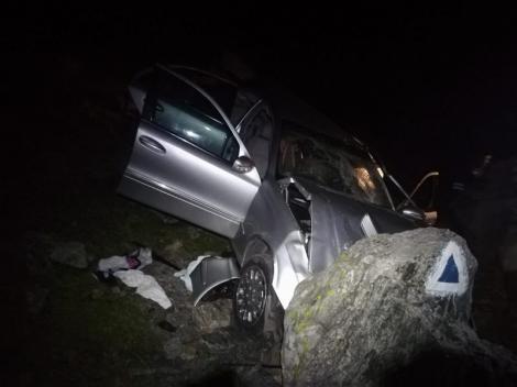 Accident cu cinci victime pe Transfăgărășan! Mașina a căzut 20 de metri în prăpastie (FOTO)