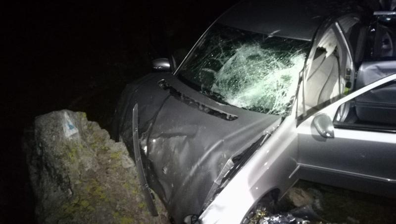 Accident cu cinci victime pe Transfăgărășan! Mașina a căzut 20 de metri în prăpastie (FOTO)