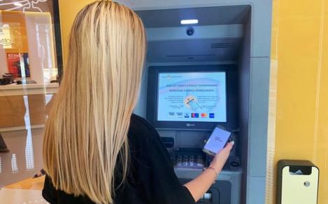 Clienții unei bănci din România pot retrage bani de la bancomat cu telefonul. Este necesară doar una dintre aplicațiile băncii