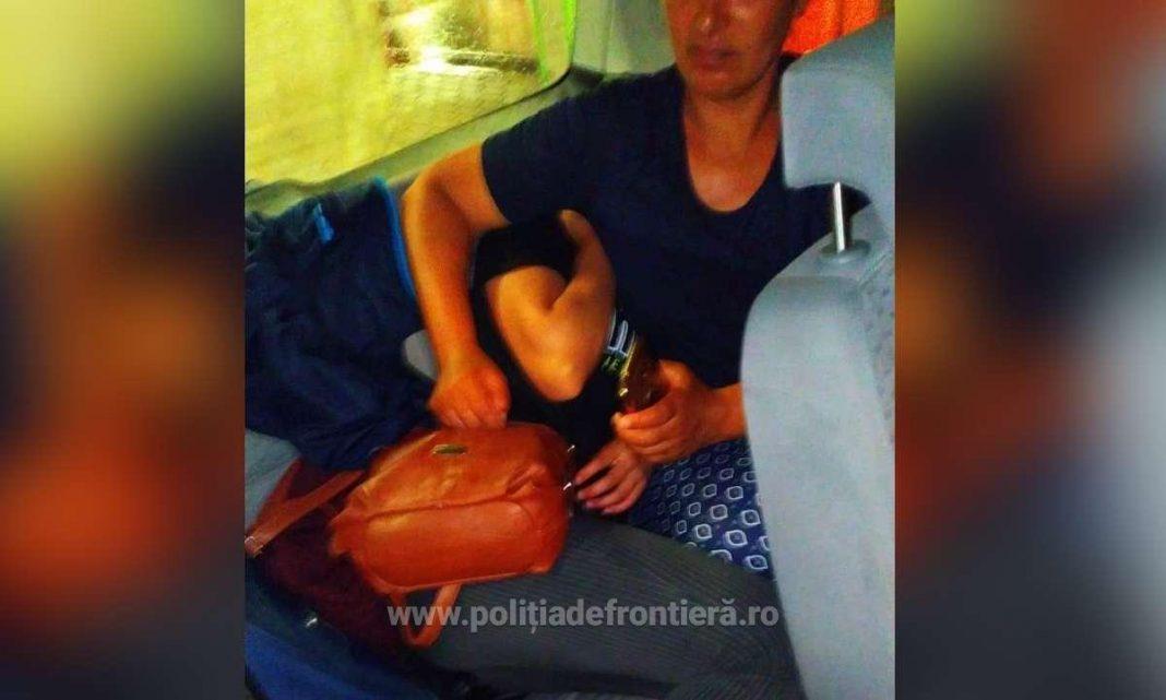 Ascunsă pe bancheta din spate pentru a putea trece ilegal vama