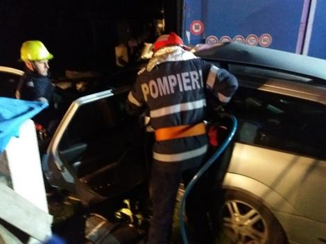 Patru tineri au murit în județul Neamț după ce au intrat cu maşina sub un TIR parcat