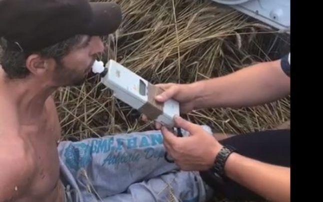 Beat criță, &icirc;ncătușat și cu lacrimi &icirc;n ochi, un șofer cere să fie iertat de polițiști: &bdquo;Hai, dom'le, știi cine sunt?&rdquo;