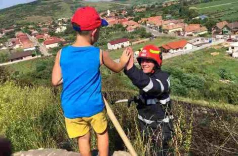 FOTO! Un băiețel le-a mulțimit pompierilor din Alba, după ce au stins un incendiu din localitatea lui