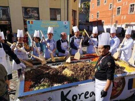 Emil Boc şi ambasadorul Coreei de Sud au gătit mâncare coreeană