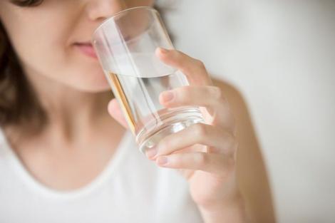 Cum prevenim deshidratarea corpului şi de ce nu este recomandat consumul lichidelor reci pe timp de caniculă