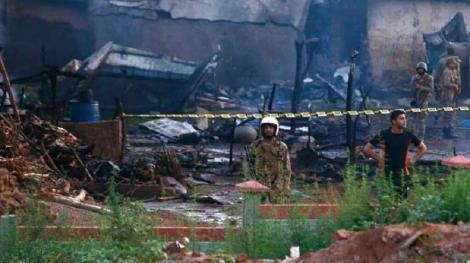 Pakistan: Un avion al armatei s-a prăbuşit într-o zonă rezidenţială, ucigând cel puţin 17 persoane
