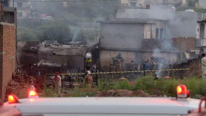 17 persoane au fost ucise după ce un avion militar s-a prăbușit într-un cartier rezidențial din Pakistan