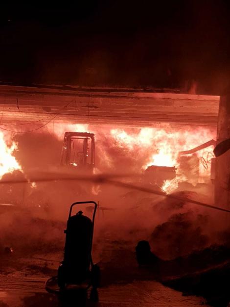 Incendiu puternic la o fabrică de mobilă din Oradea. Paznicul a fost transportat la spital cu arsuri