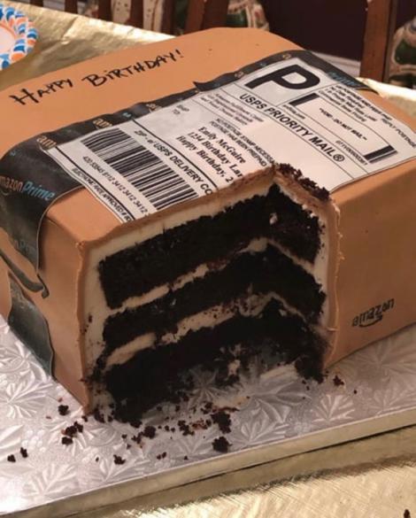 Un bărbat i-a oferit soției un tort în forma unei cutii de la Amazon. „Este lucrul ei preferat”