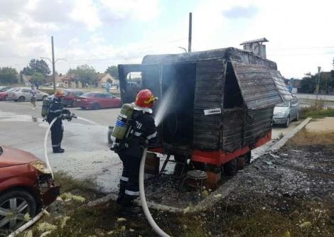 O langoșerie din Timișoara a fost mistuită de flăcări. Un tânăr s-a ales cu arsuri pe mâini și gât