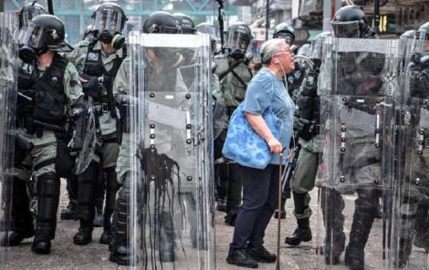 Hong Kong: 44 de persoane puse sub acuzare pentru perturbarea liniştii publice