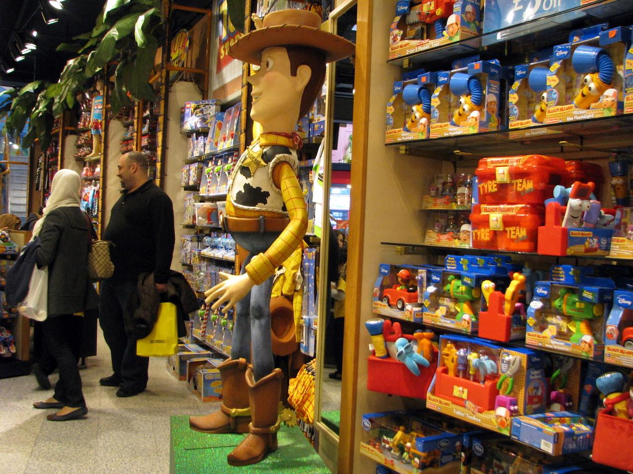 Jucăriile cu laser, posibil periculoase pentru copii. Protecţia Consumatorilor a &icirc;nceput controalele