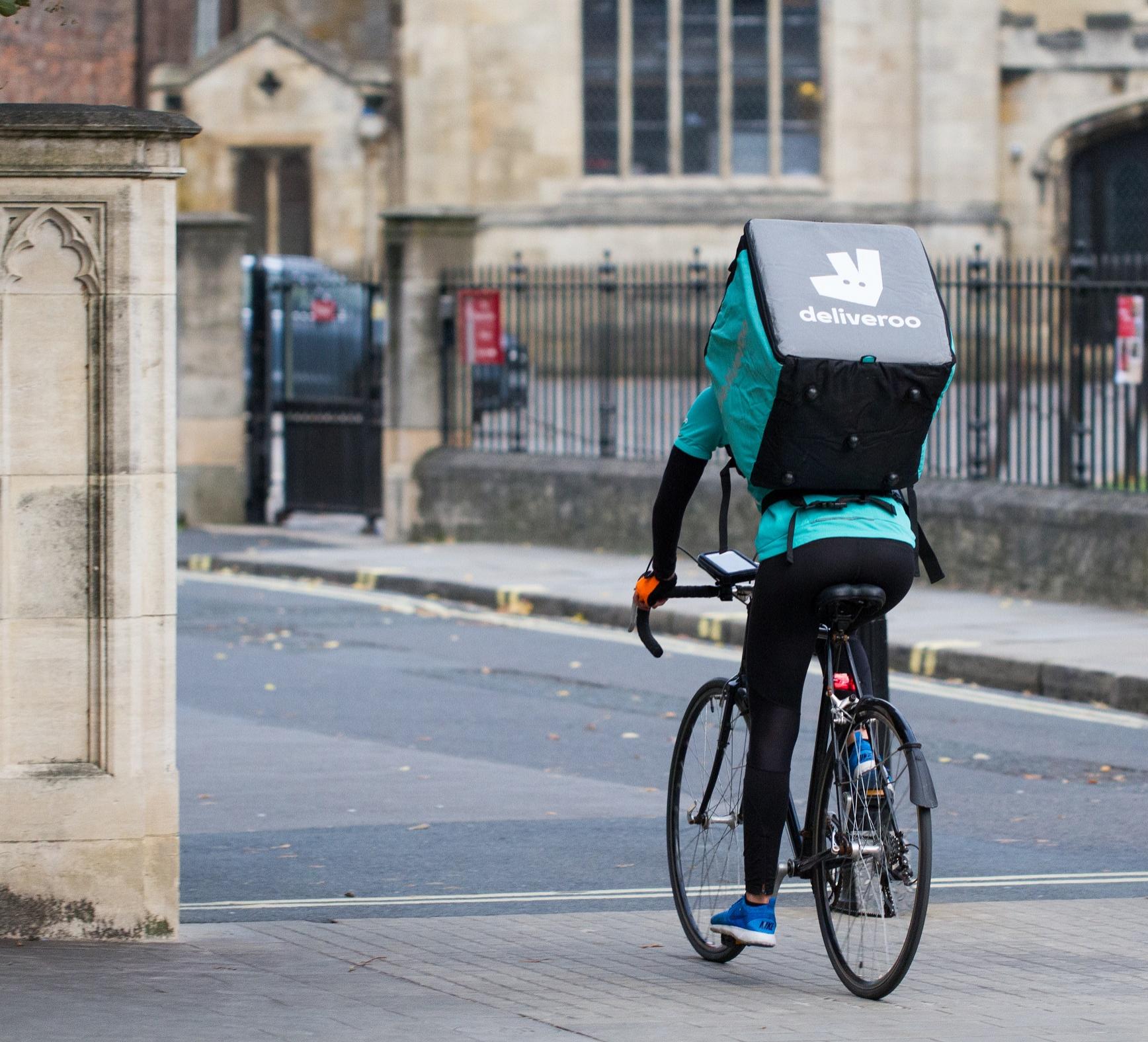 Studiu: Curierii gustă din m&acirc;ncare &icirc;nainte de a o livra