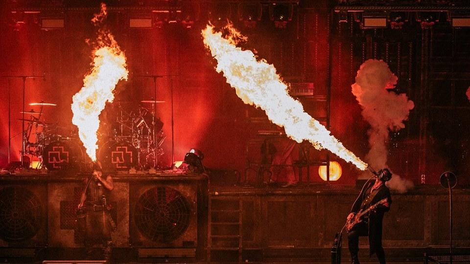 Chitariştii Rammstein s-au sărutat pe scenă la Moscova &icirc;n semn de protest faţă de legile anti-LGBTQ