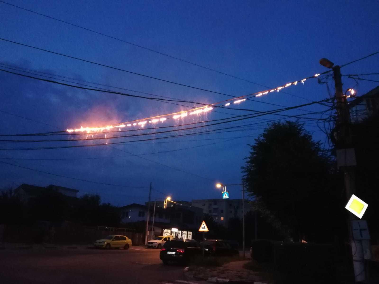 Incendiu &icirc;n municipiul Giurgiu. Cablurile electrice aflate pe st&acirc;lp au luat foc