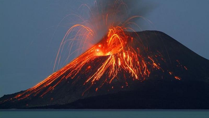 Vulcanul Stromboli a erupt. 70 de persoane au fost evacuate pe mare
