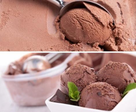 Înghețată de ciocolată cu aromă de mentă, preparată în casă. Cremoasă și fără ace de gheață.
