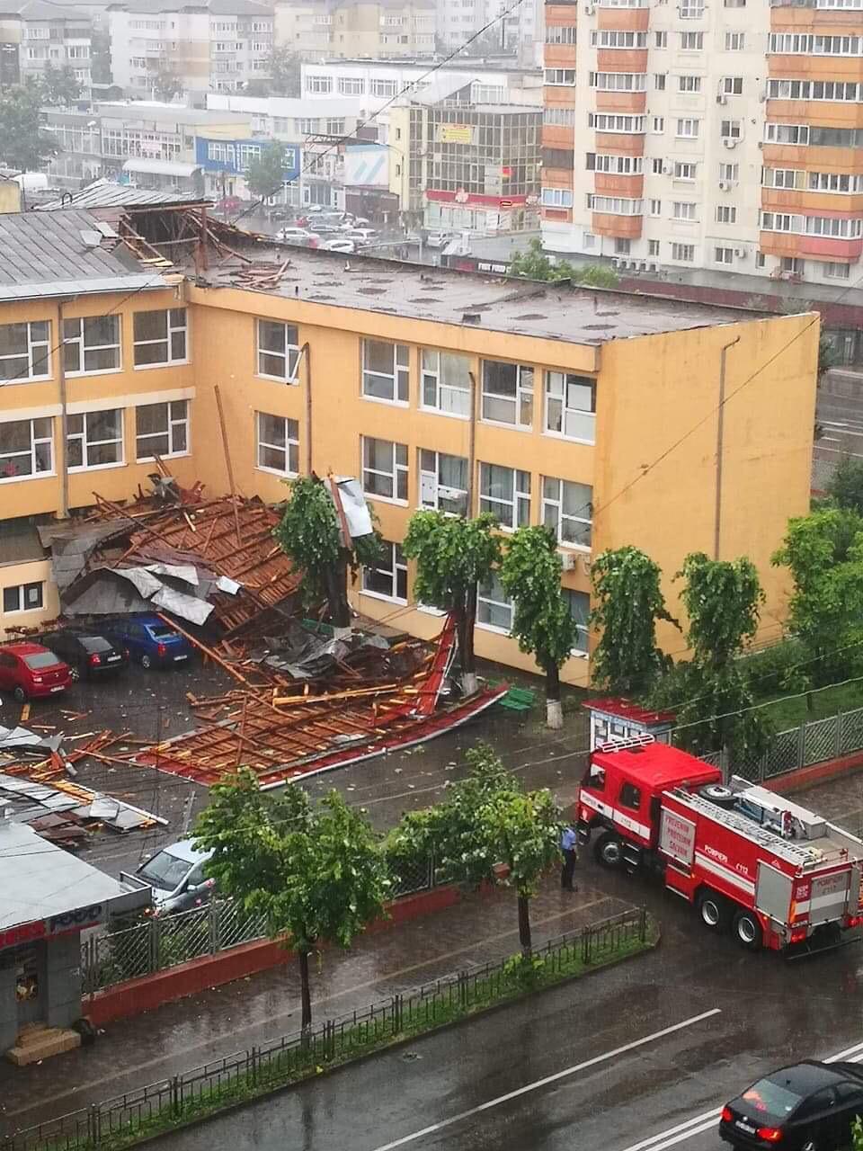 Efecte ale furtunilor &icirc;n 28 de localităţi din 11 judeţe şi &icirc;n Bucureşti. Zeci de copaci dobor&acirc;ţi, traficul rutier şi feroviar, afectate temporar