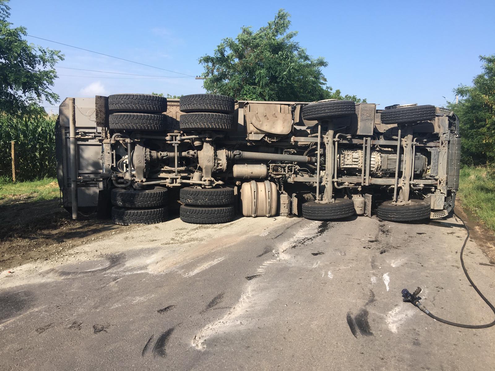 Trafic blocat pe DN 51A, &icirc;n zona localităţii Viişoara, județul Teleorman, unde s-a răsturnat o basculantă care transporta pietriş