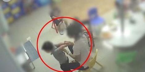 Video! O educatoare este acuzată că-i pune pe copii să-și înghită propria VOMĂ și îi leagă de scaunele din clasă