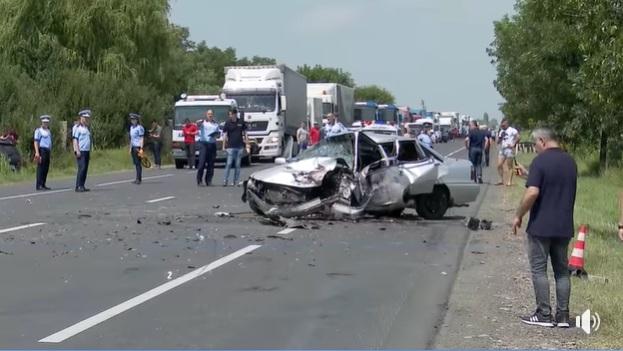 Dialog uimitor după un grav accident rutier: "- Nu aţi mai putut evita impactul? - Nu am putut. Nu vezi că am &icirc;ncercat?" Video