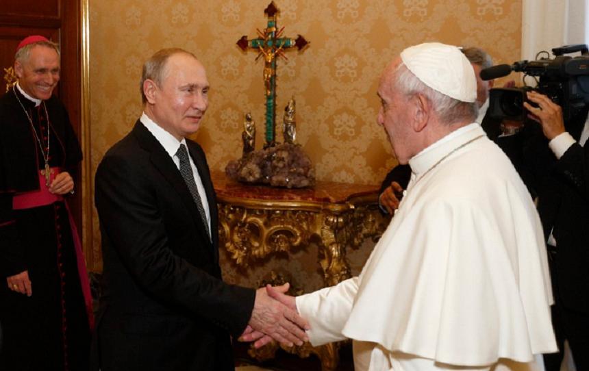 Vladimir Putin a discutat cu Papa Francisc despre protejarea creştinilor &icirc;n Orientul Mijlociu