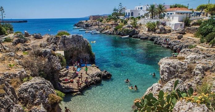 Oferta a ajuns și &icirc;n Rom&acirc;nia! 500 de euro pe lună, casă şi m&acirc;ncare, ca să te muţi pe o insulă din Grecia pe care locuiesc doar 24 de oameni