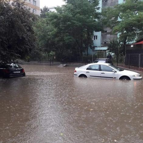 Mai multe bulevarde din București s-au inundat după ploaia torențială. Apa a trecut de jumătate de metru - Video