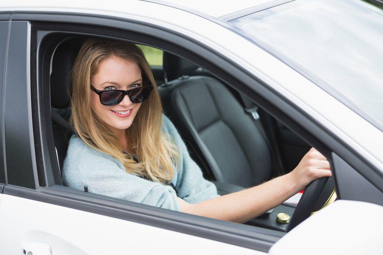 Cum alegi ochelarii de soare perfecți pentru condus