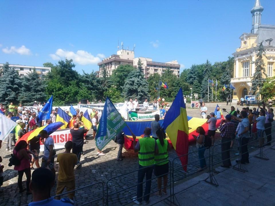 Peste două sute de persoane din Botoşani au protestat faţă de lipsa autostrăzilor &icirc;n zona Moldovei