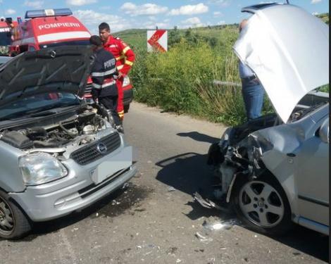 Accident în Sibiu: Cinci oameni răniţi, între care doi copii, după ce o maşină a intrat pe contrasens