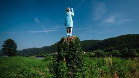 Tribut sau glumă? O statuie a Melaniei Trump dezvelită în oraşul său natal din Slovenia