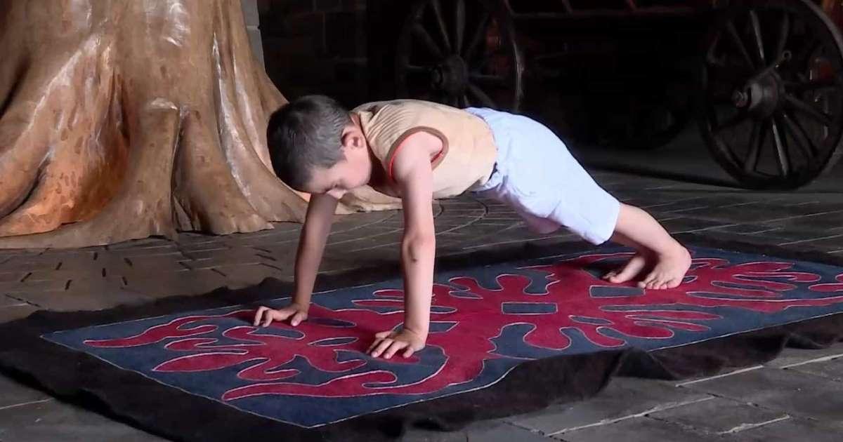 Un copil de 6 ani a c&acirc;știgat un apartament pentru familia lui, după ce a făcut peste 3.270 de flotări &icirc;n două ore