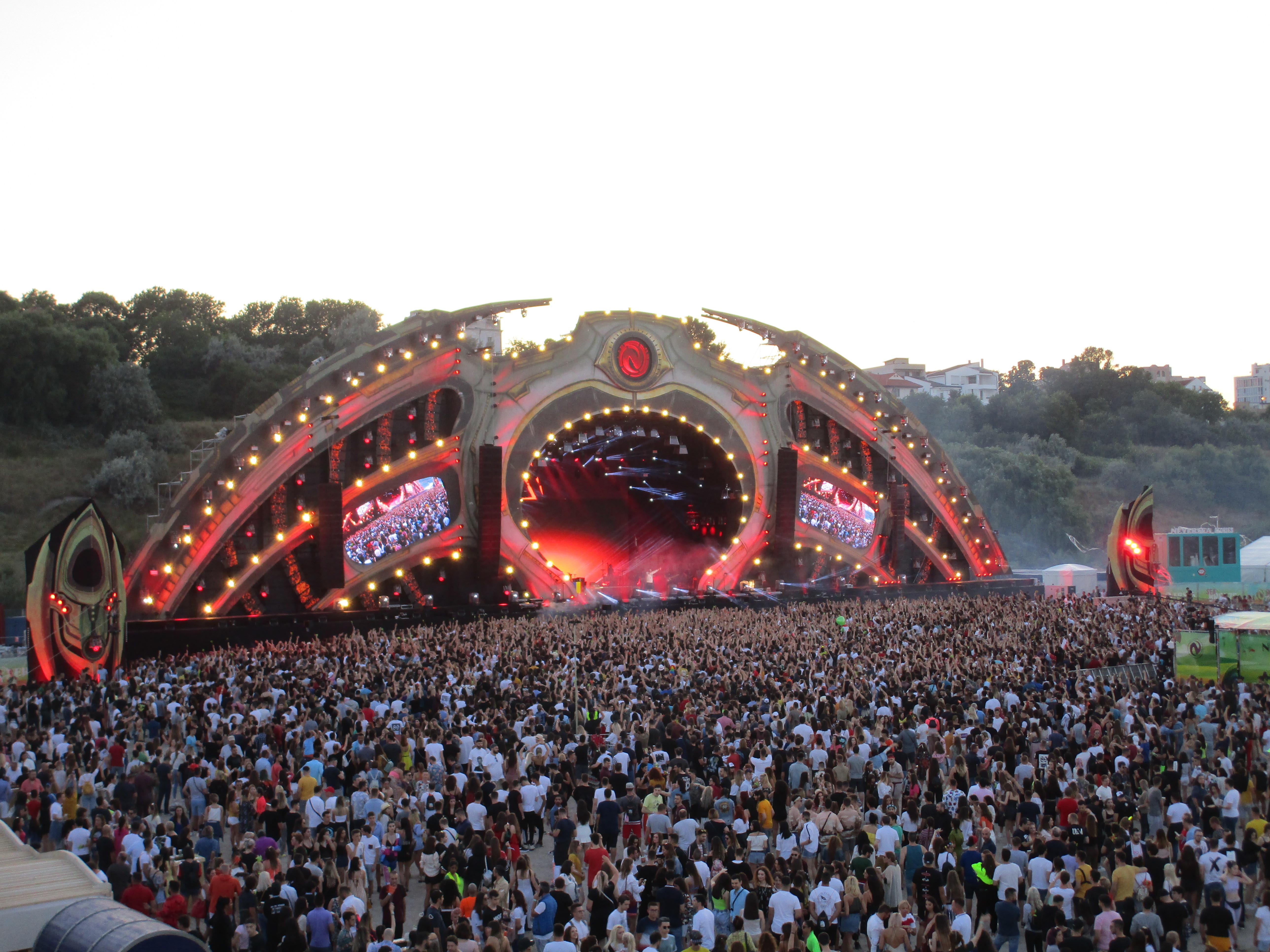 Peste 40 de fapte de trafic şi consum de droguri, depistate la Festivalul Neversea