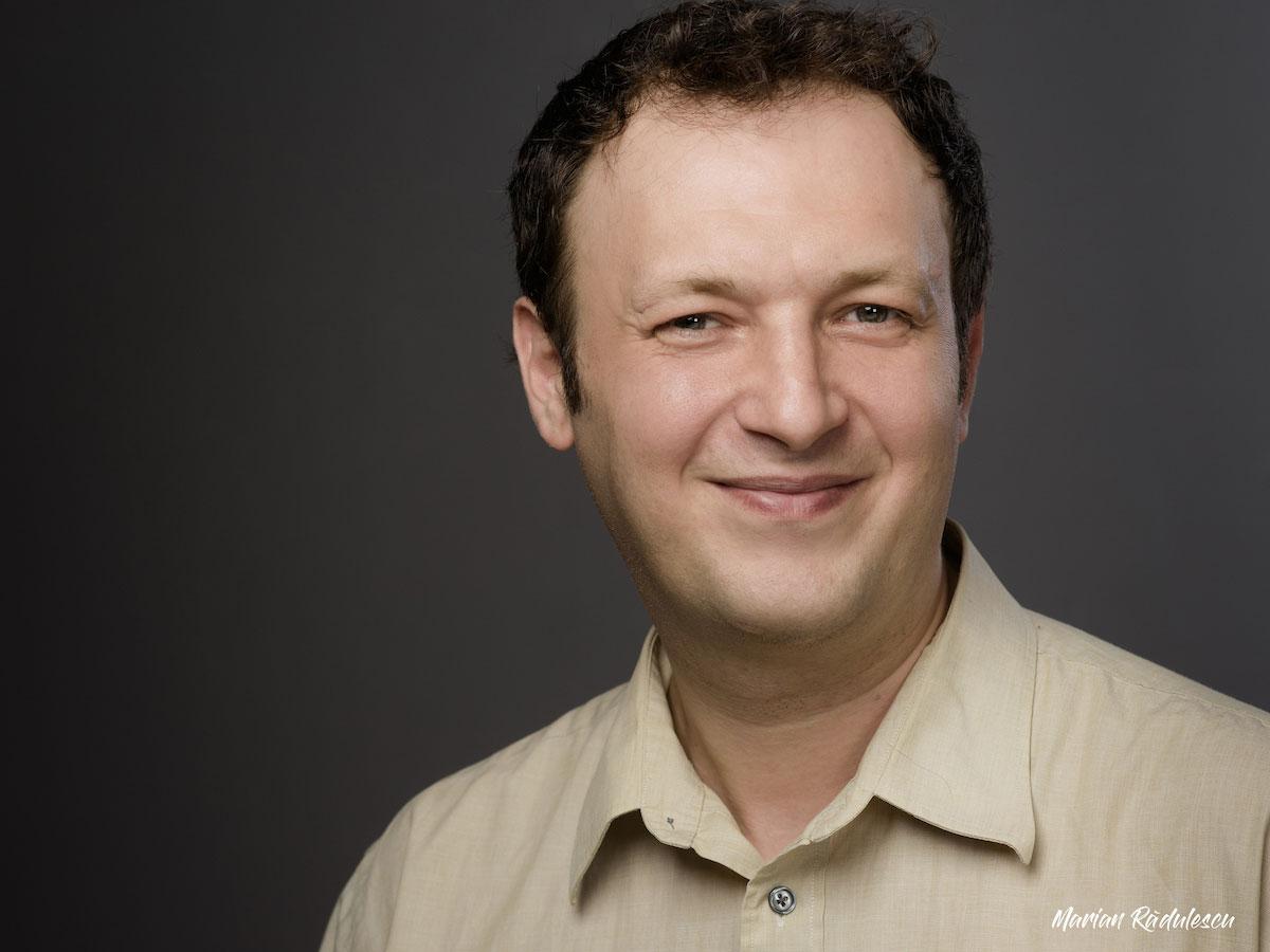 Un &icirc;ndrăgit actor s-a sinucis