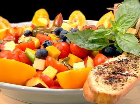 Salată de vară cu fructe și legume. O adevărată armonie de gusturi și culori!