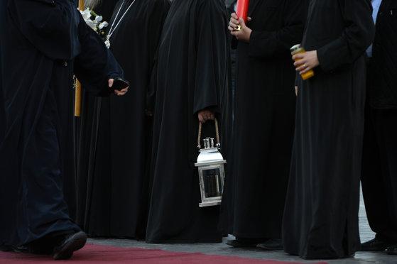 O falsă calugăriță a luat 100.000 de lei de la trei persoane și le-a promis că se va ruga pentru ele