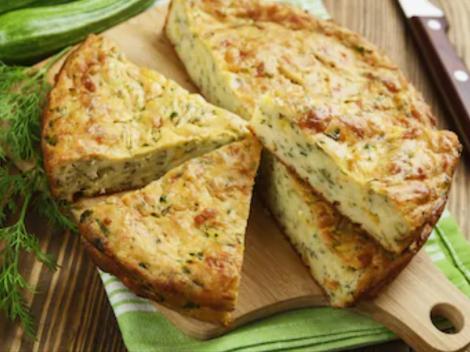 Rețeta Budincă de dovlecei cu brânzeturi și verdeață. Un preparat perfect pentru gustarea de dimineață!